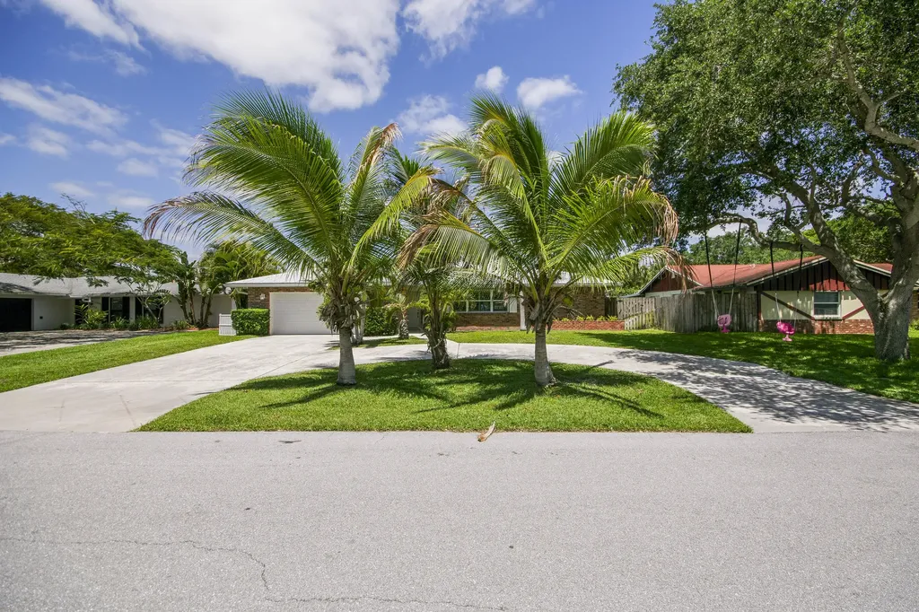 4359 Daffodil Circle N Palm Beach Gardens FL 33410
