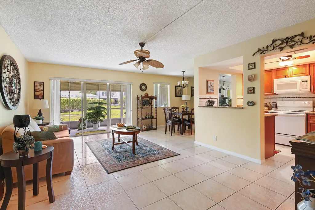 3186 Via Poinciana Greenacres FL 33467