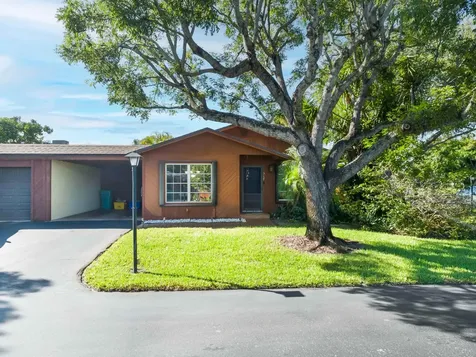 517 SE 27th Terrace Boynton Beach FL 33435