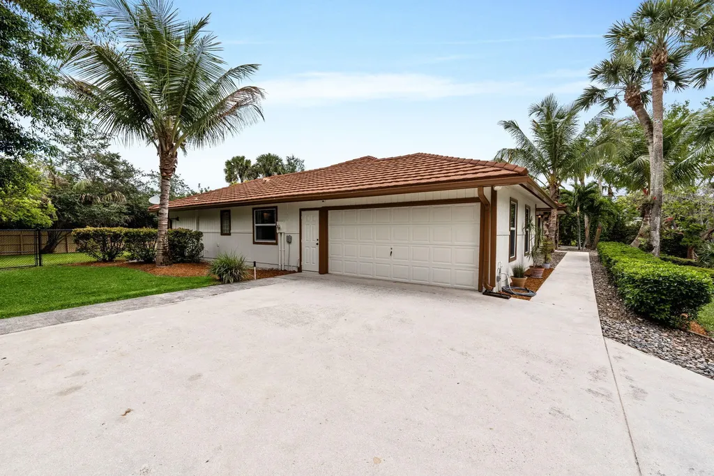 21 Whispering Oaks Circle West Palm Beach FL 33411