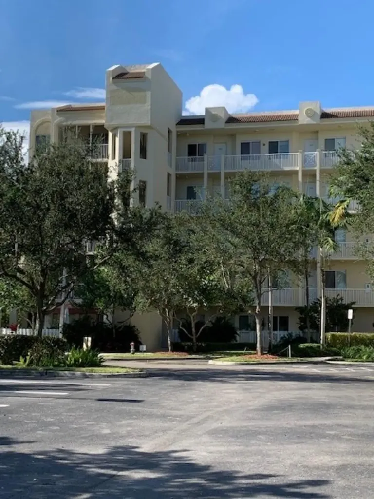 3500 Oaks Clubhouse Drive Pompano Beach FL 33069
