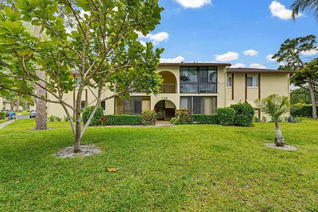 119 Lake Pine Circle Greenacres FL 33463