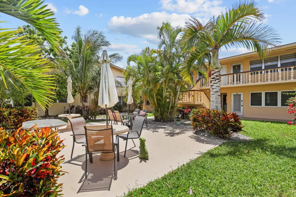 215 Sheffield I West Palm Beach FL 33417