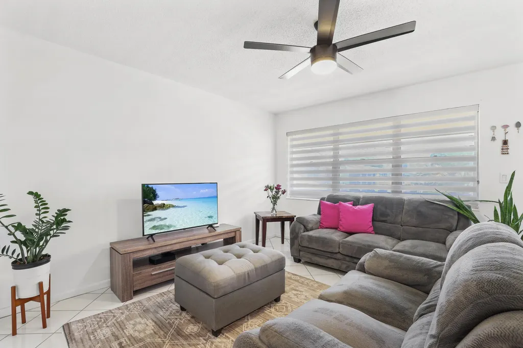 215 Sheffield I West Palm Beach FL 33417