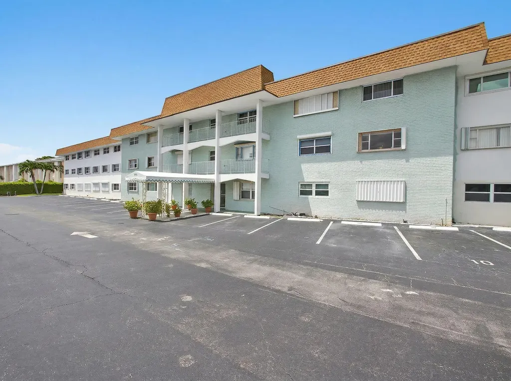 111 Shore Court North Palm Beach FL 33408