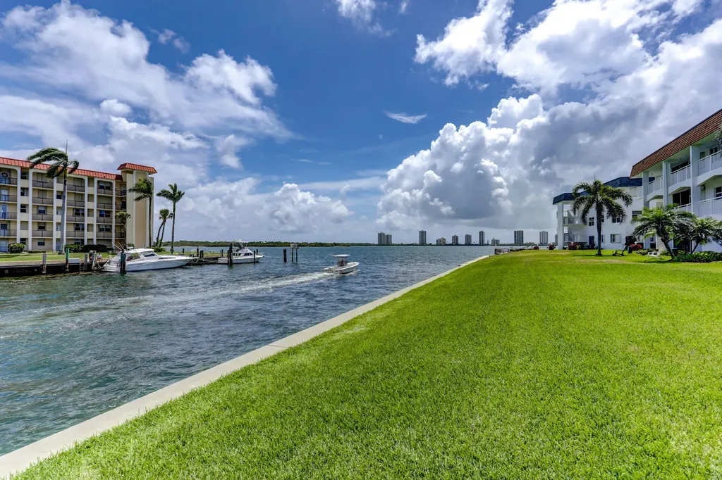 111 Shore Court North Palm Beach FL 33408