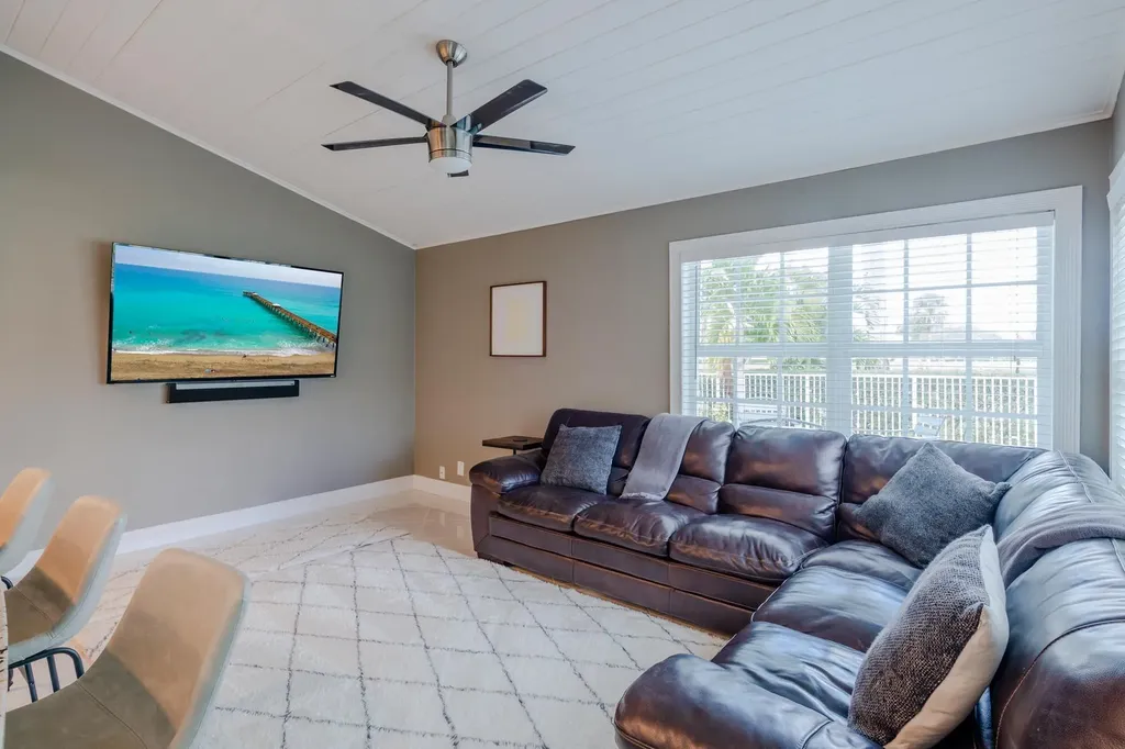 16 Windsor Lane Palm Beach Gardens FL 33418