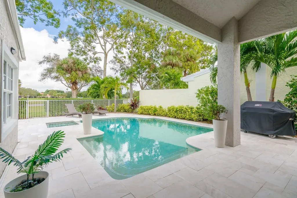 16 Windsor Lane Palm Beach Gardens FL 33418