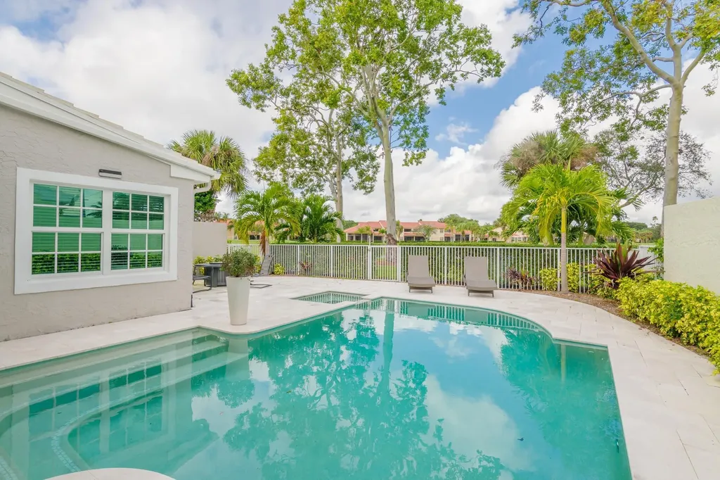 16 Windsor Lane Palm Beach Gardens FL 33418