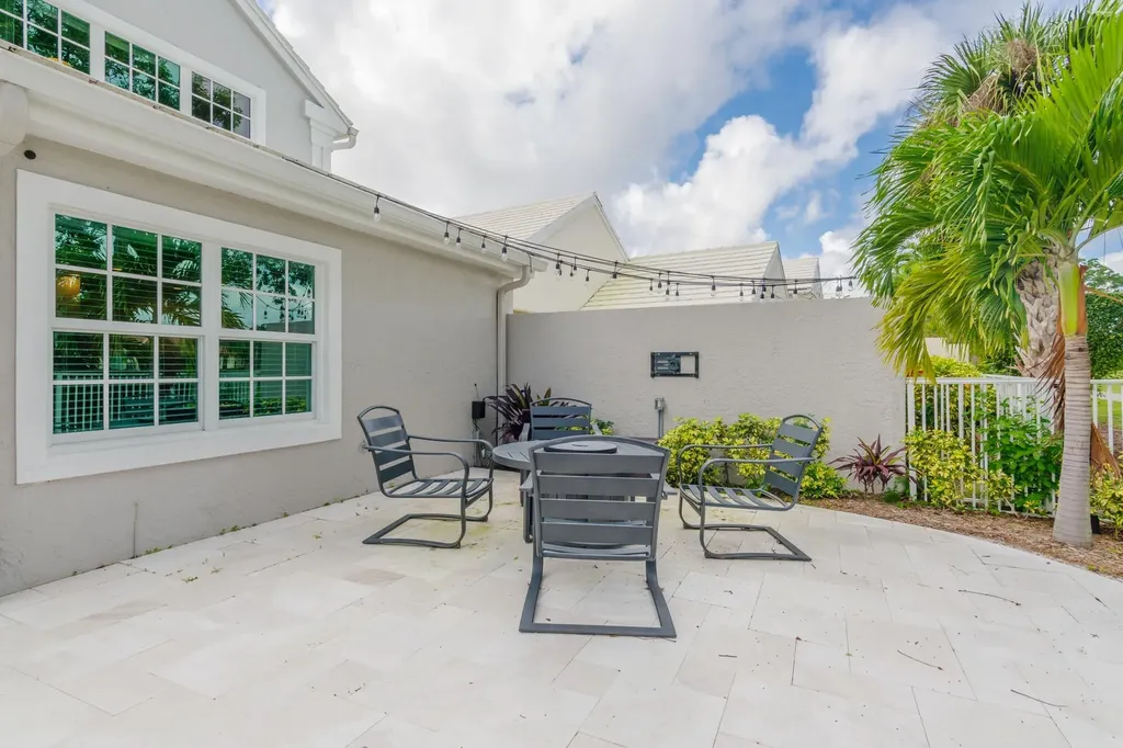 16 Windsor Lane Palm Beach Gardens FL 33418
