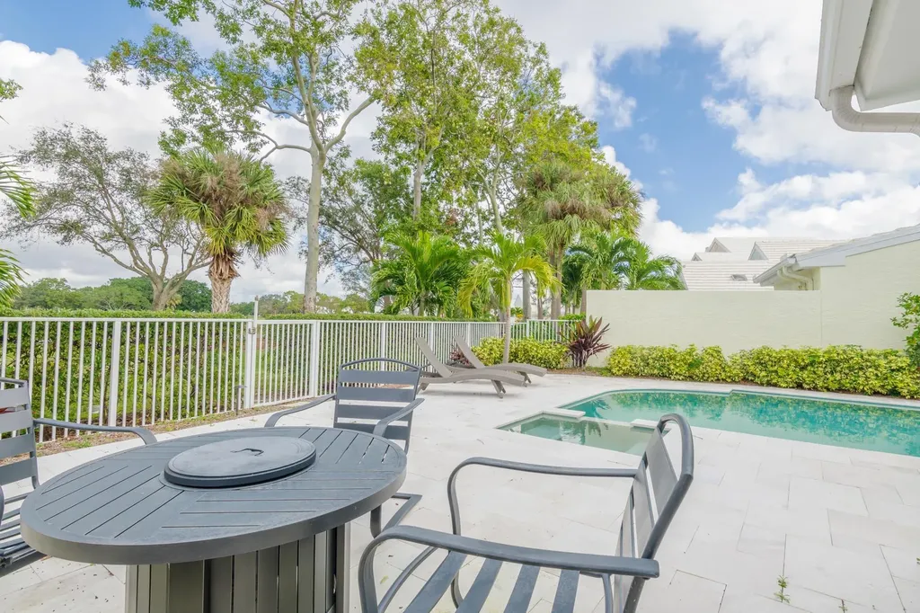 16 Windsor Lane Palm Beach Gardens FL 33418