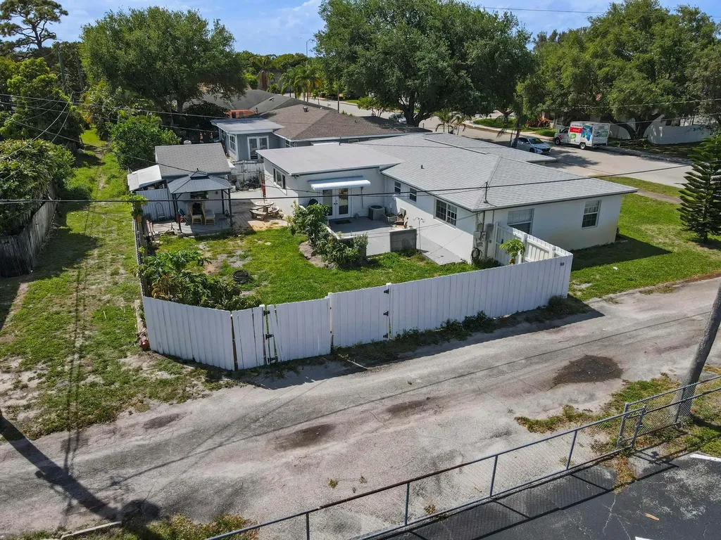 1737 N 14th Avenue N Lake Worth Beach FL 33460