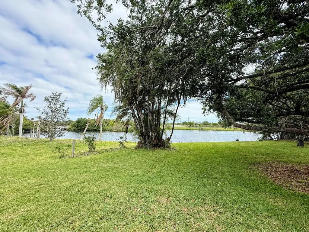 465 SE Naranja Avenue Port St Lucie FL 34983