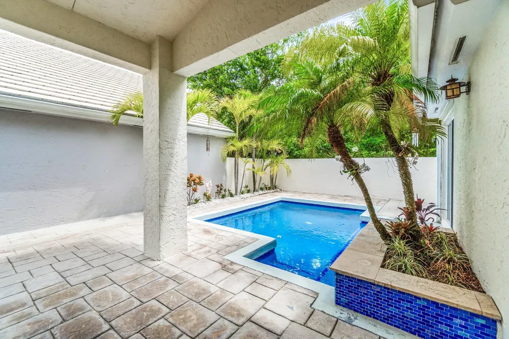 25 Wyndham Lane Palm Beach Gardens FL 33418