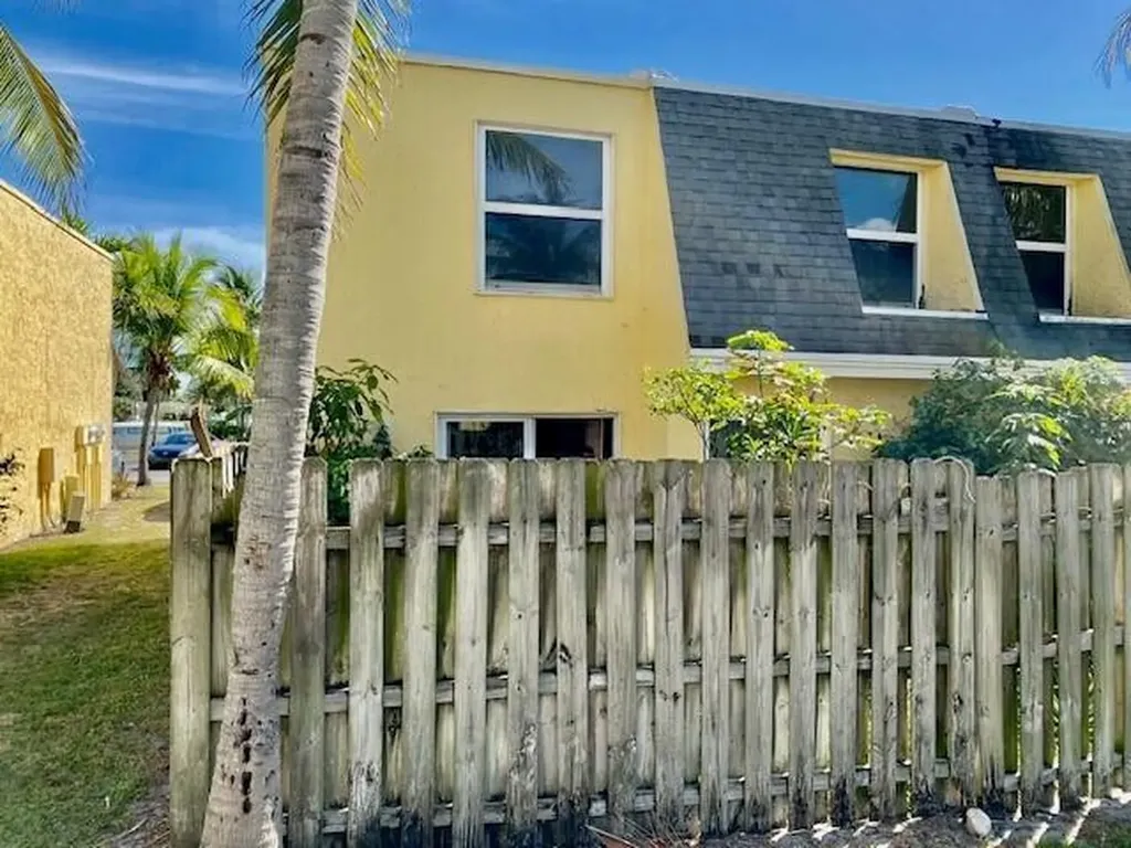 605 SW 1st Court Boynton Beach FL 33435