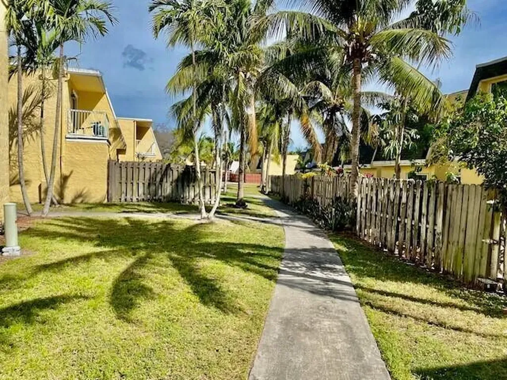 605 SW 1st Court Boynton Beach FL 33435