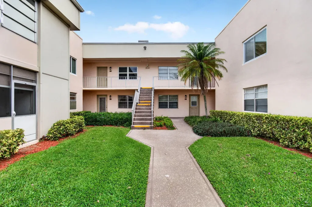 349 Capri Delray Beach FL 33484