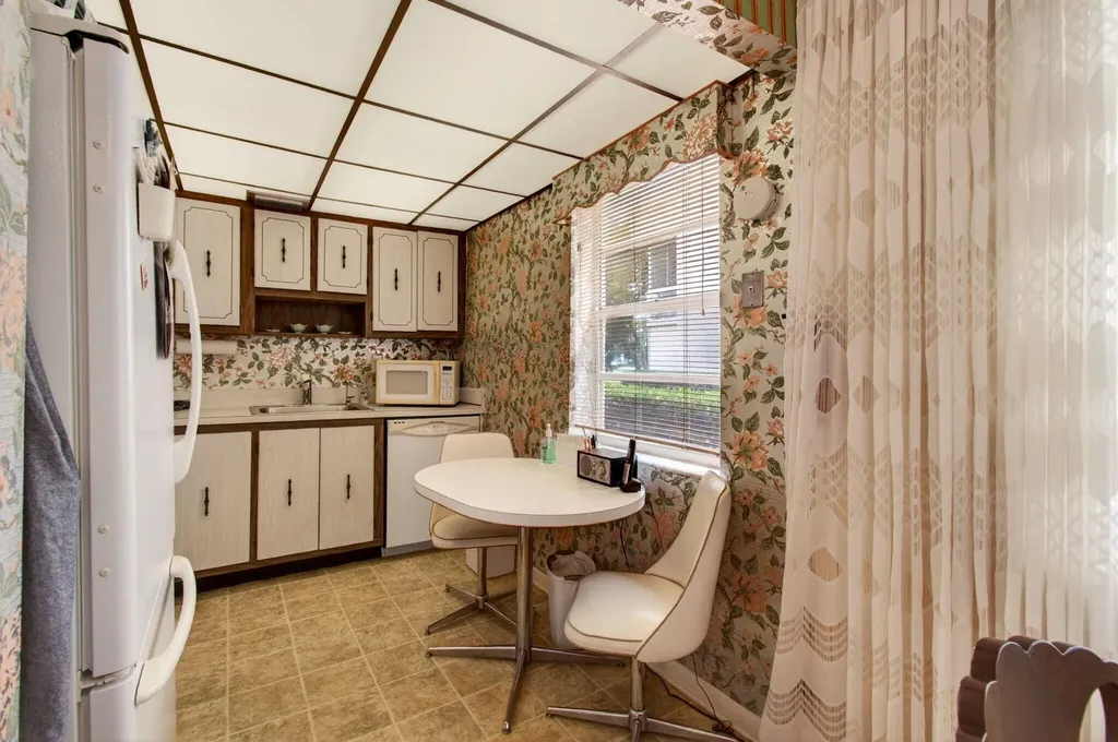 349 Capri Delray Beach FL 33484
