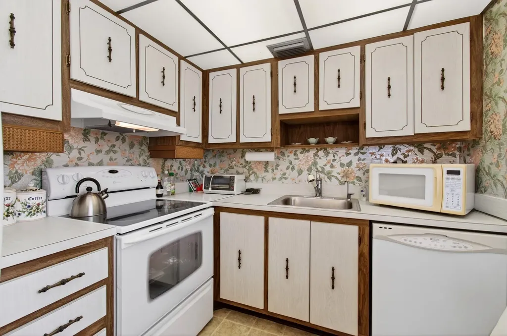 349 Capri Delray Beach FL 33484