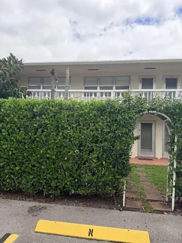 204 Canterbury I West Palm Beach FL 33417