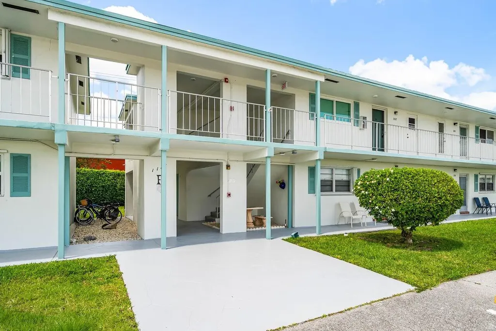 1117 Lake Terrace Boynton Beach FL 33426