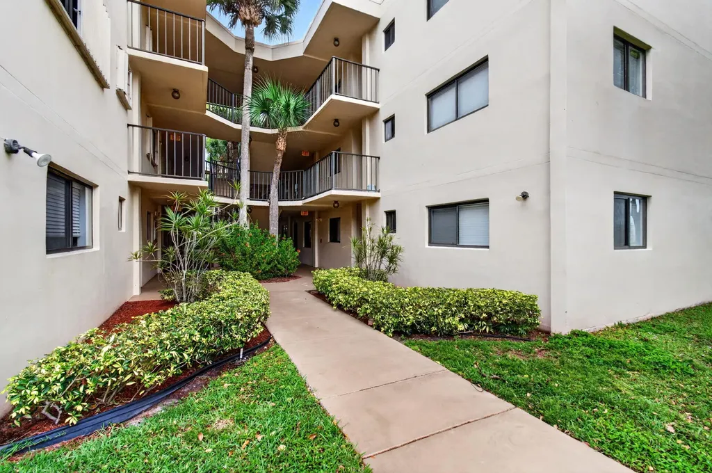 5280 Las Verdes Circle Delray Beach FL 33484
