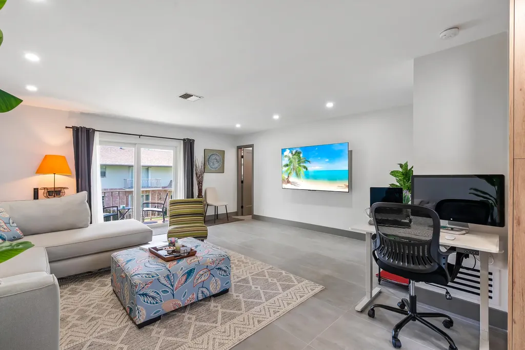 2017 S Seacrest Boulevard Boynton Beach FL 33435