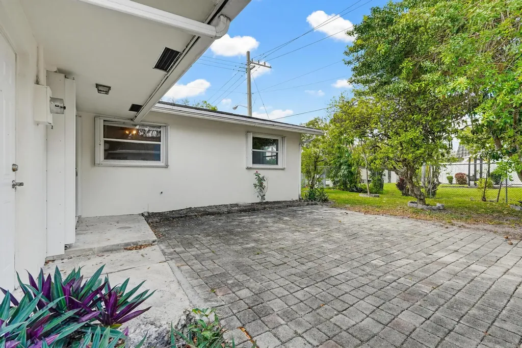 22229 SW 65th Terrace Boca Raton FL 33428