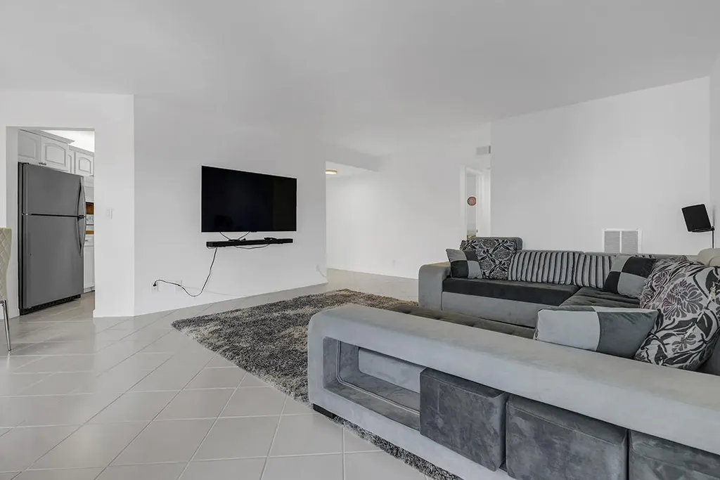 5749 Camino Del Sol Boca Raton FL 33433