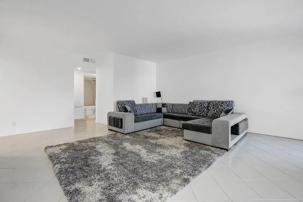 5749 Camino Del Sol Boca Raton FL 33433