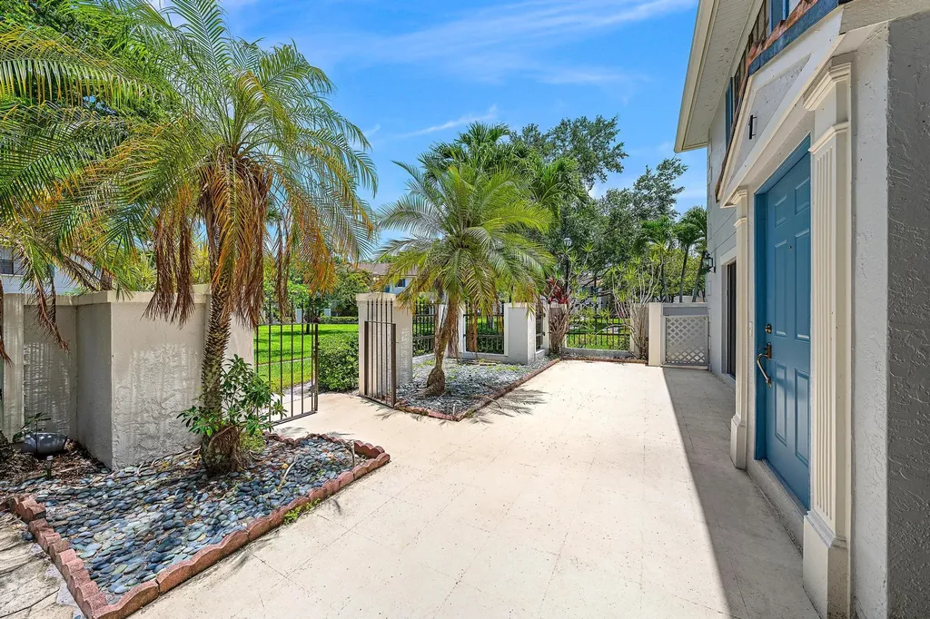 352 Prestwick Circle Palm Beach Gardens FL 33418