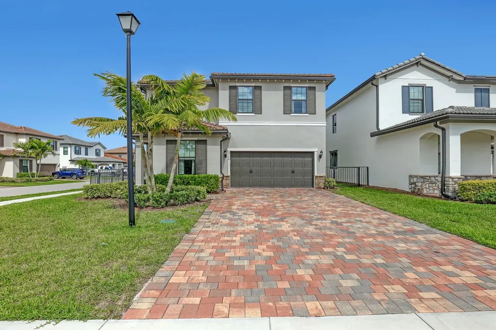 4740 Chantilly Lake Worth FL 33467