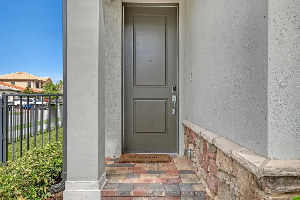 4740 Chantilly Lake Worth FL 33467