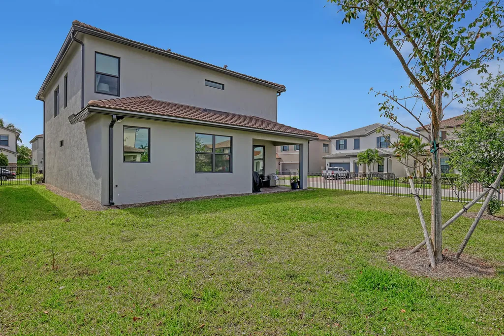 4740 Chantilly Lake Worth FL 33467