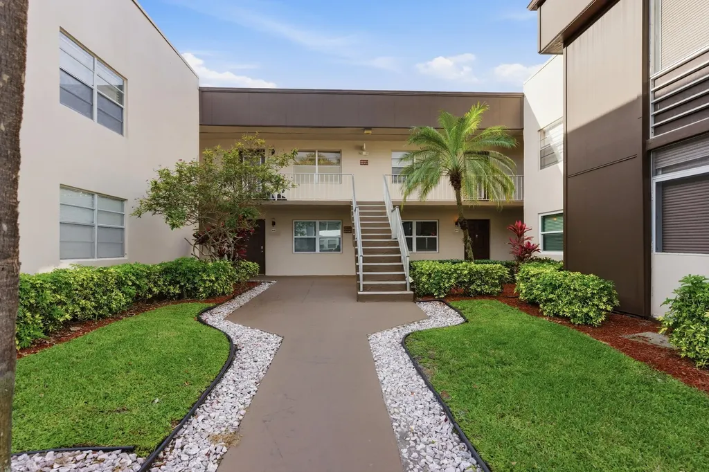 634 Normandy N Delray Beach FL 33484