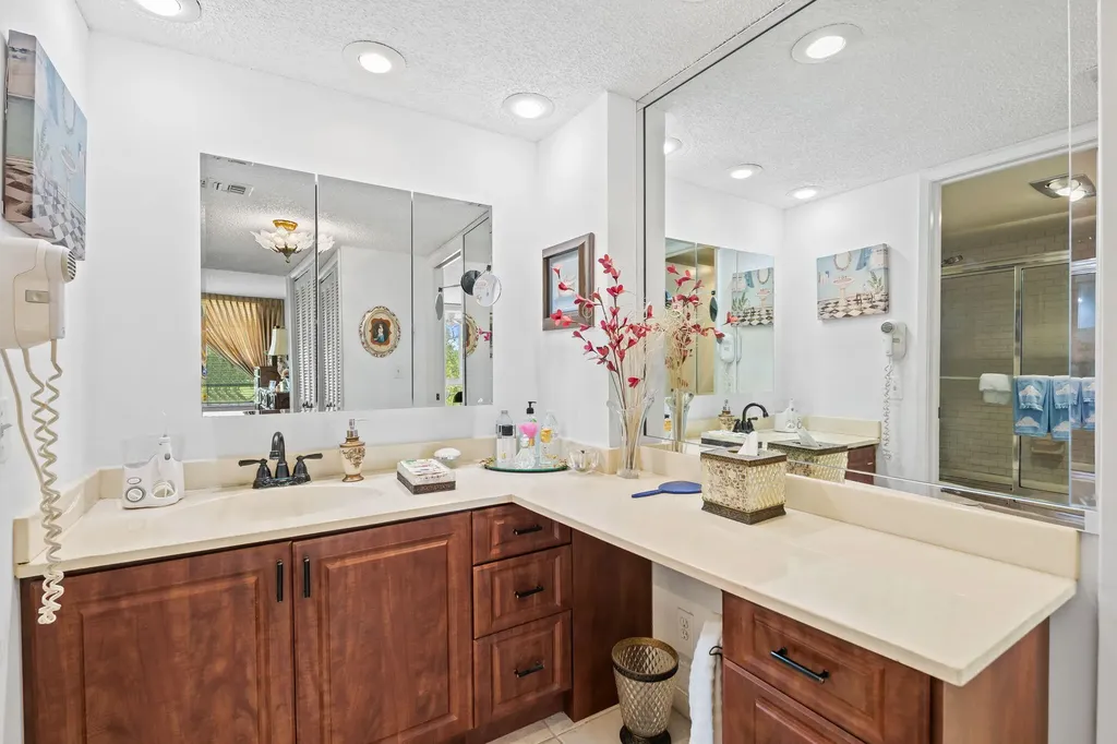 3960 Oaks Clubhouse Drive Pompano Beach FL 33069