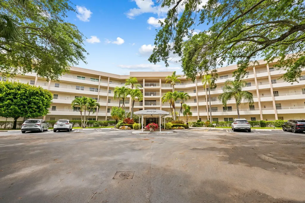 3960 Oaks Clubhouse Drive Pompano Beach FL 33069