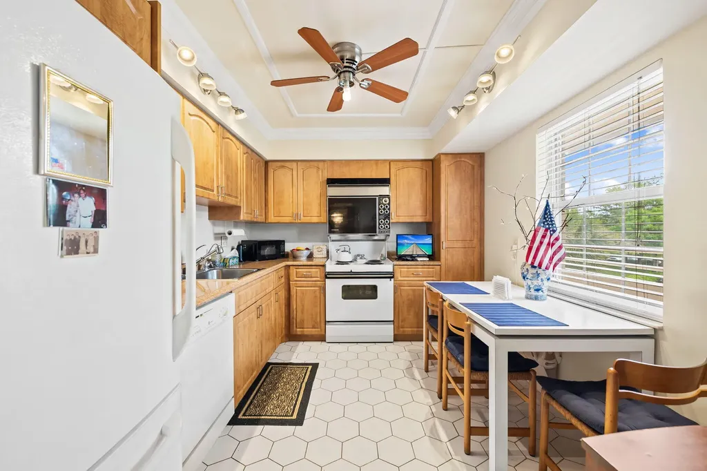 3960 Oaks Clubhouse Drive Pompano Beach FL 33069