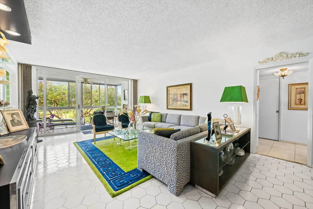 3960 Oaks Clubhouse Drive Pompano Beach FL 33069
