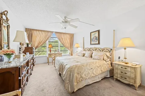 3960 Oaks Clubhouse Drive Pompano Beach FL 33069