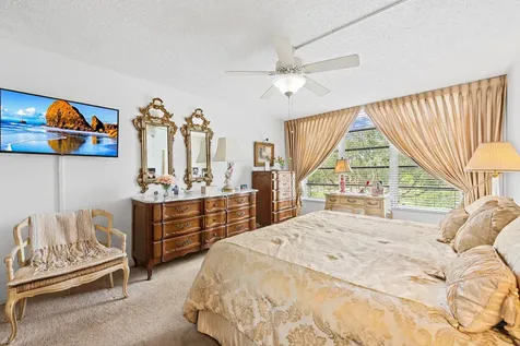 3960 Oaks Clubhouse Drive Pompano Beach FL 33069