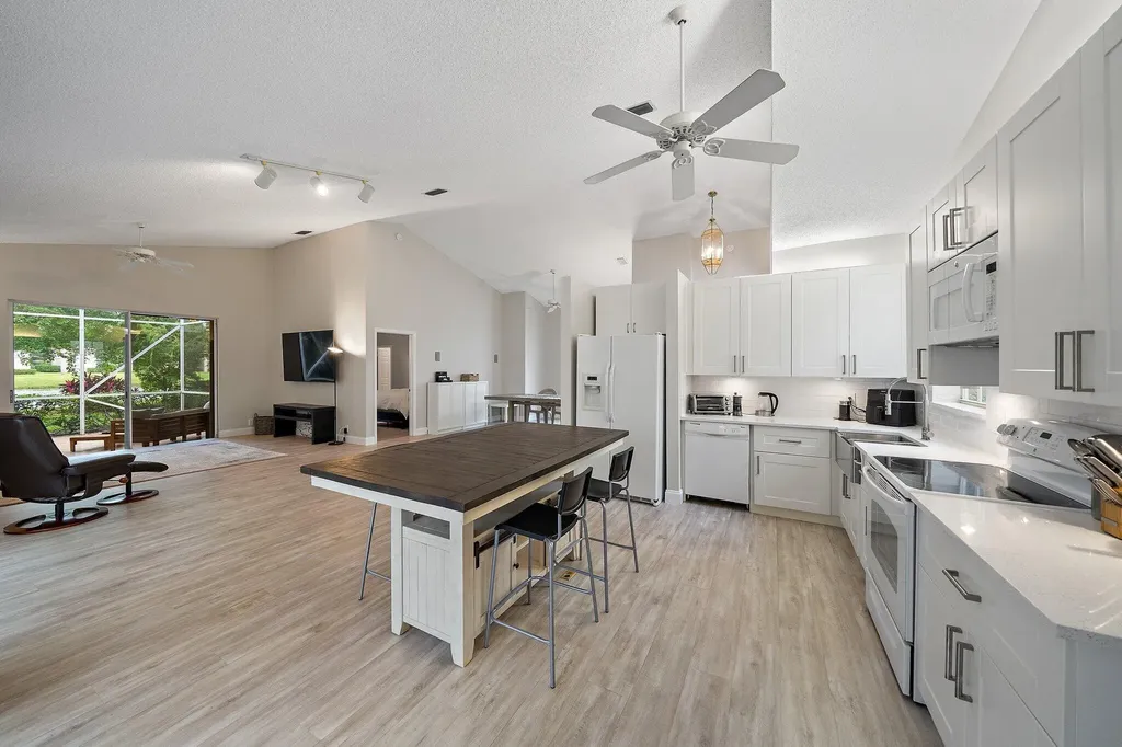 6866 Briarlake Circle Palm Beach Gardens FL 33418