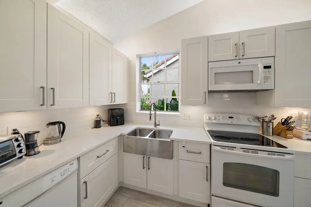 6866 Briarlake Circle Palm Beach Gardens FL 33418