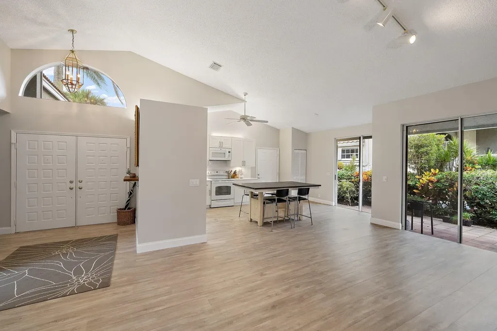 6866 Briarlake Circle Palm Beach Gardens FL 33418