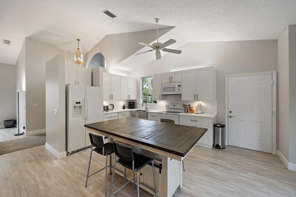 6866 Briarlake Circle Palm Beach Gardens FL 33418