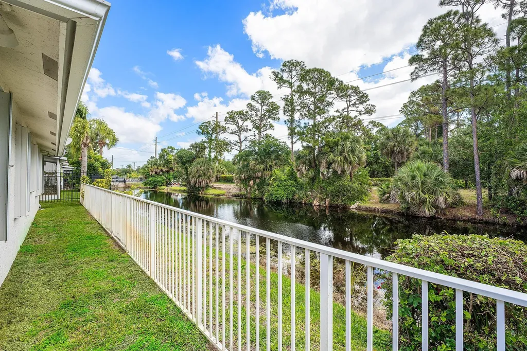 104 Hidden Hollow Palm Beach Gardens FL 33418