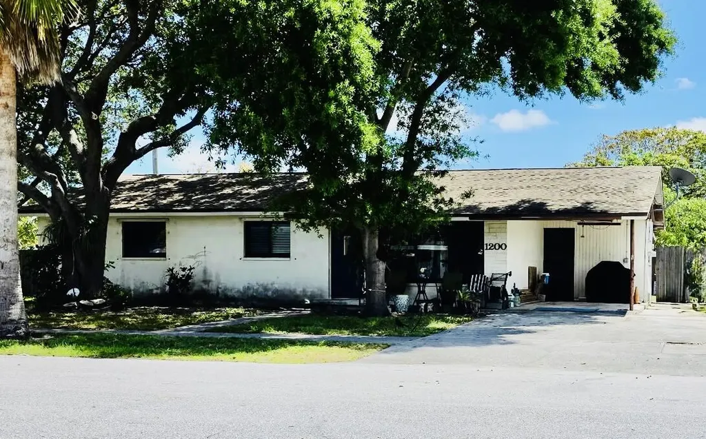 1200 W Broward Street Lantana FL 33462