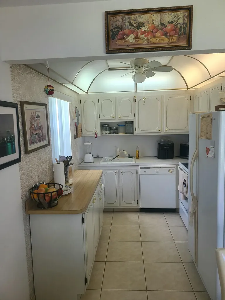 257 Brittany F Delray Beach FL 33446