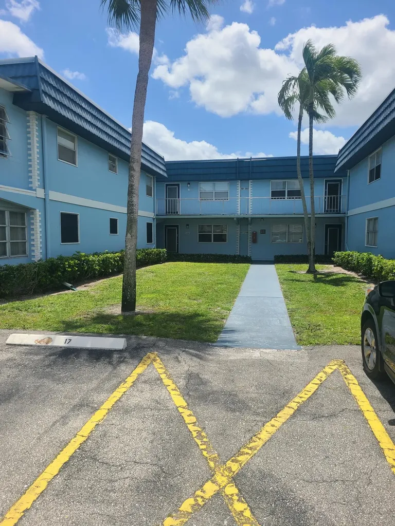 257 Brittany F Delray Beach FL 33446