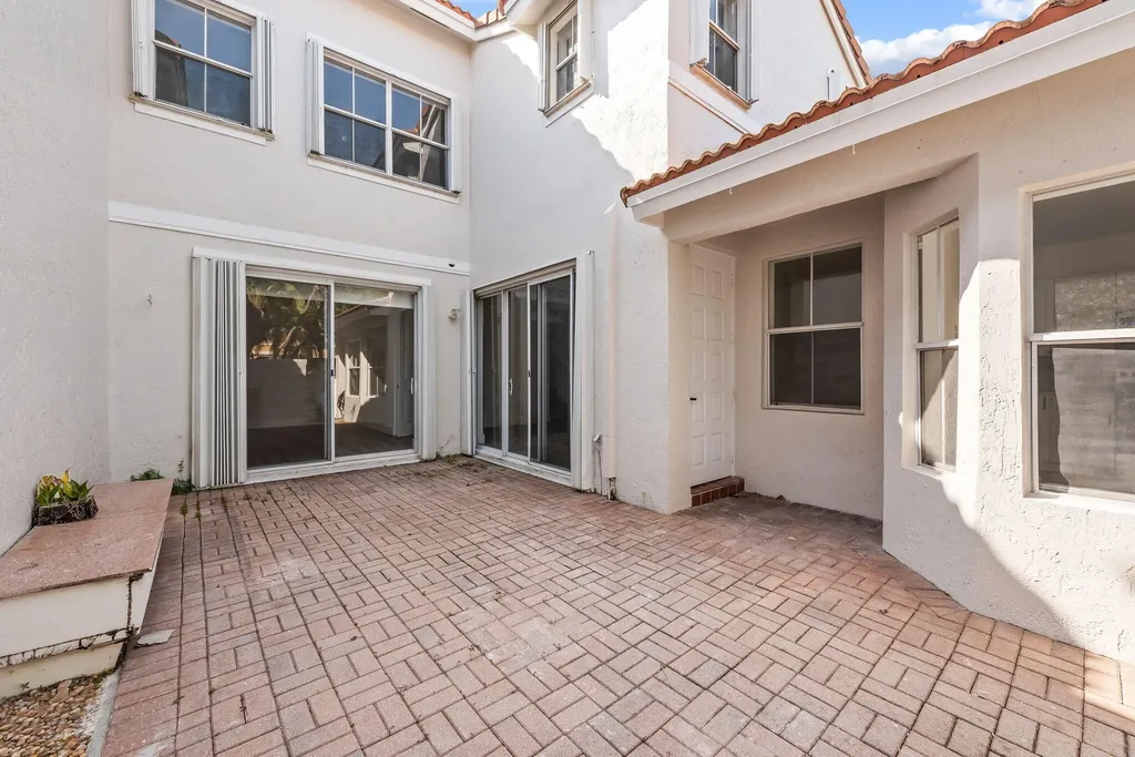 1551 Seagrape Way Hollywood FL 33019